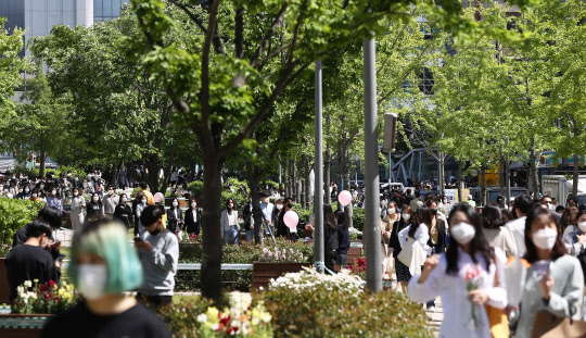 어린이날인 5일 오후 시민들이 연남동 경의선숲길을 걷고 있다. 연합뉴스